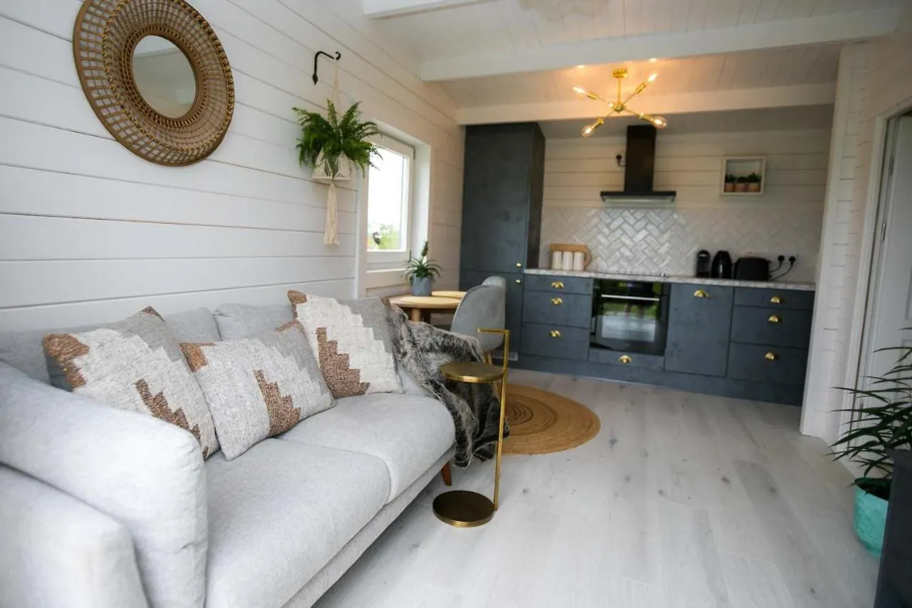 The Paddocks Cabin - Stylish, Cozy & Private Killarney