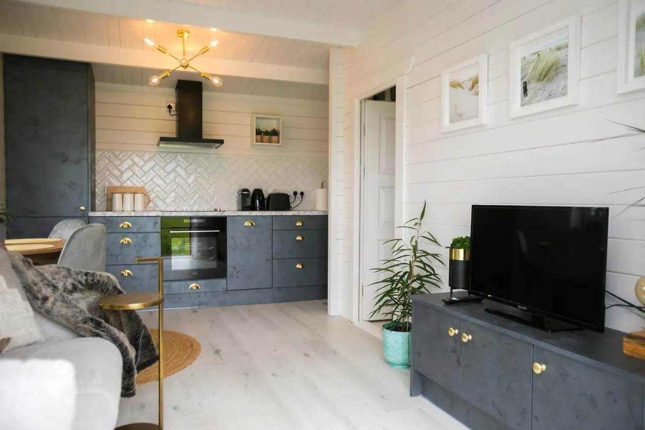 The Paddocks Cabin - Stylish, Cozy & Private Killarney 0*,  Ireland