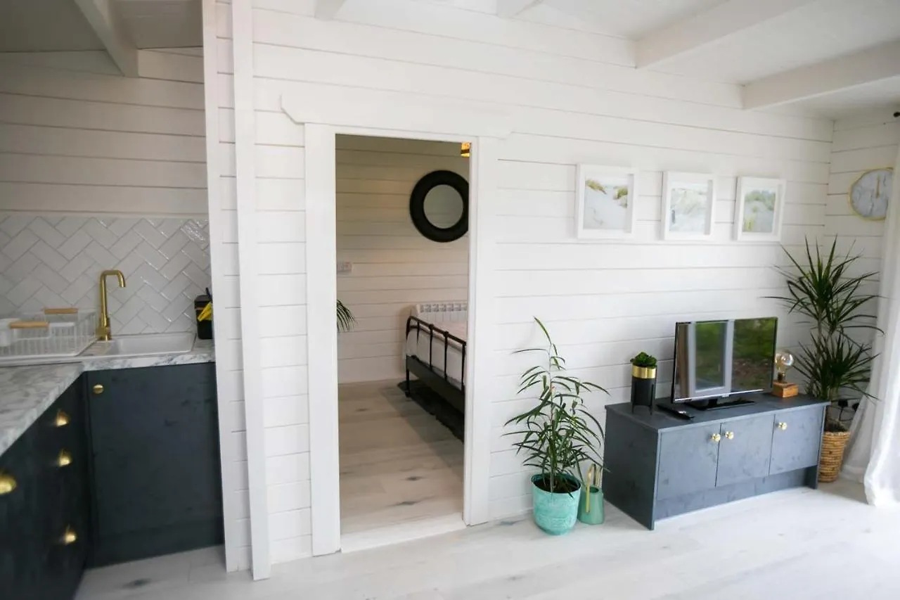 The Paddocks Cabin - Stylish, Cozy & Private Killarney Chalet